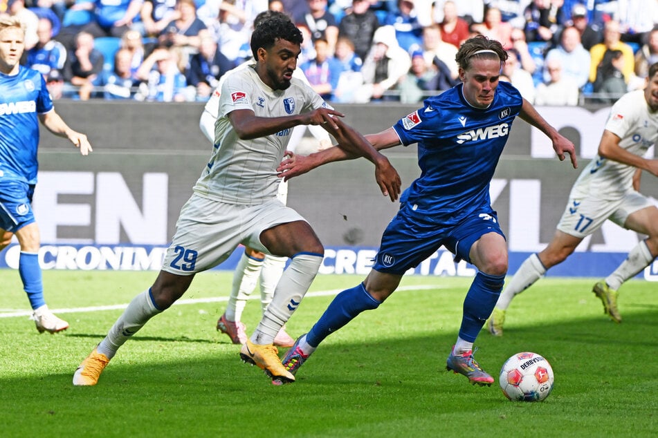 KSC-Akteur David Herold (22, r.) und der Magdeburg-Profi Rayan Ghrieb (26) kämpfen um den Ball.