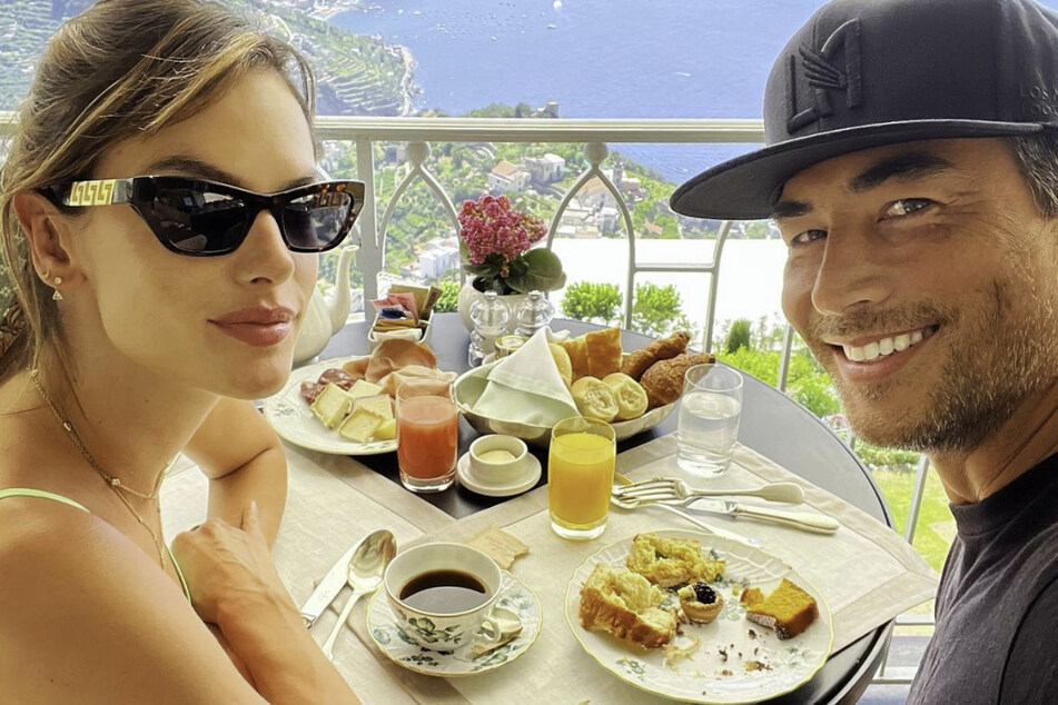 Alessandra Ambrosio (41) und ihr Freund Richard Lee genossen beim Frühstück den Blick aufs Wasser.