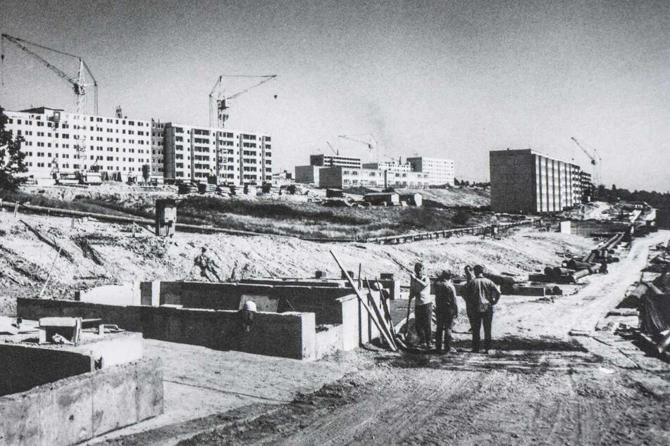 Bauarbeiter errichten in den frühen 70ern die Fernwärmetrasse durch das neue Plattenbau-Gebiet.