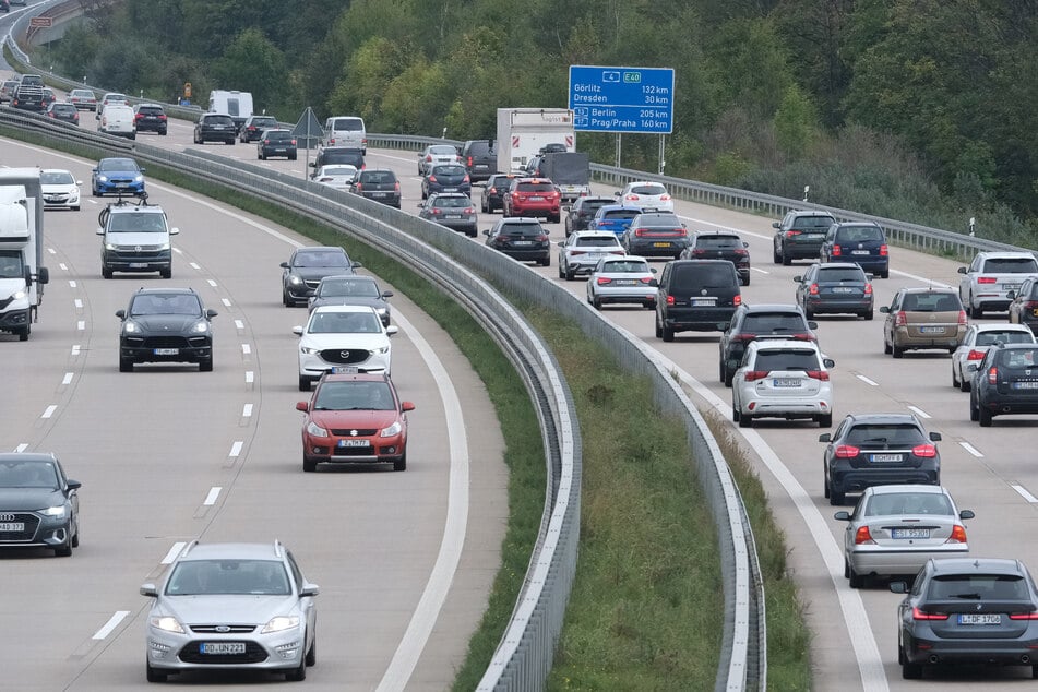 Auf der A4 wurden insgesamt elf Autos durch Lkw-Trümmer beschädigt. (Symbolfoto)