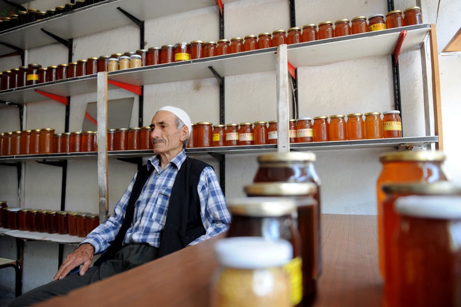 Ein Honighändler in seinem Geschäft: In der Türkei wird Honig sehr geschätzt. Das Land verfügt über eine große Honig-Kultur. (Symbolbild)