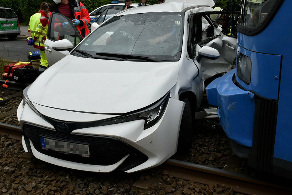 Auto wollte vor Brauerei in München wenden: Tram rammt Toyota