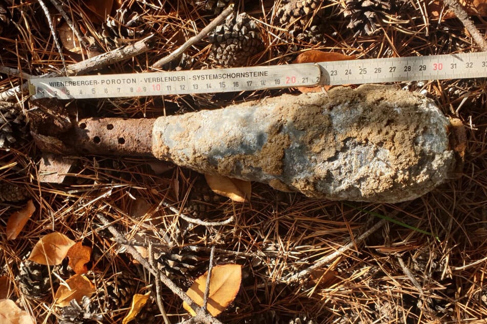 Ein Spaziergänger machte am Bernsteinsee eine potenziell explosive Entdeckung, doch zum Glück ging die Granate nicht in die Luft.