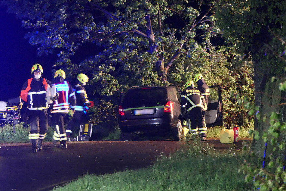 Die Feuerwehr sicherte und räumte die Unfallstelle.