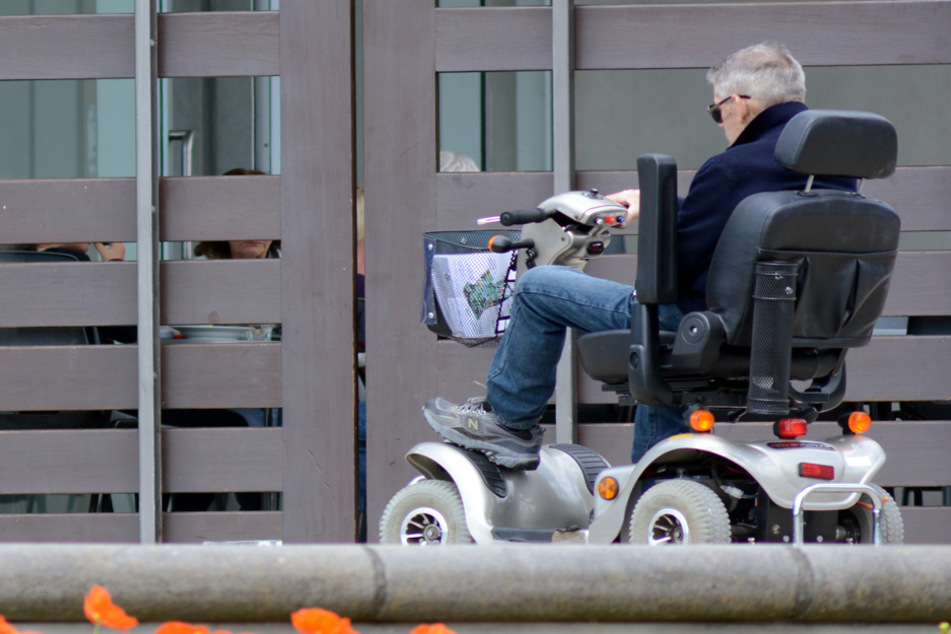 Der 50-Jährige war mit seinem Krankenfahrstuhl "deutlich schneller" als 6 km/h unterwegs. (Symbolbild)