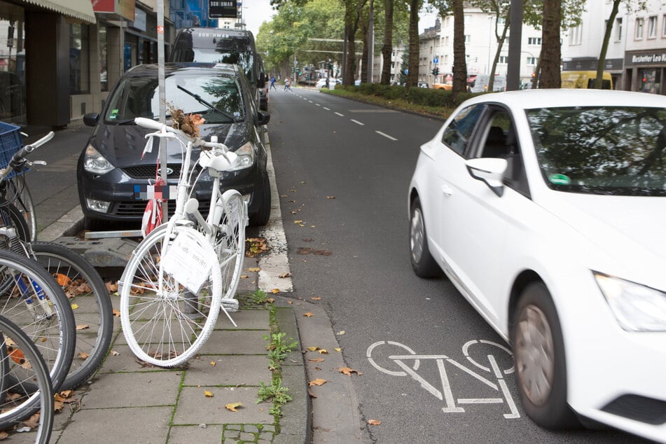 Auf der Luxemburger Straße finden sich zahlreiche "Geisterräder" als Mahnmal für im Straßenverkehr umgekommene Fahrradfahrer.