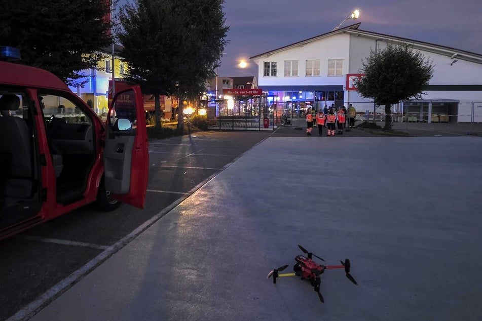 Rettungskräfte sind auch mit einer Drohne vor Ort.