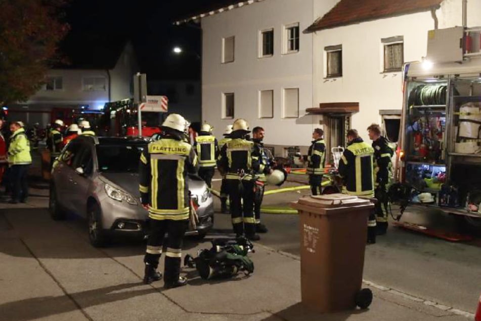 Tragischer Brand in Plattling: Feuerwehr birgt tote Seniorin aus Doppelhaushälfte