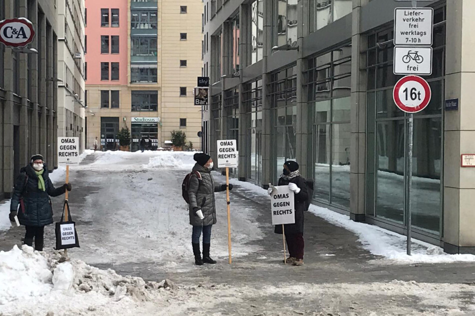 In der Seestraße in der Dresdner Innenstadt stehen schon ein paar Seniorinnen bereit, die ihre politische Meinung klar kundtun.