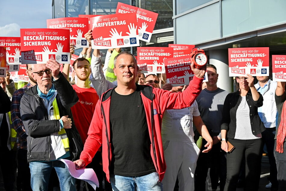 Etwa 220 Angestellte der Gläsernen Manufaktur protestierten vor wenigen Tagen in Dresden gegen die Sparpläne.