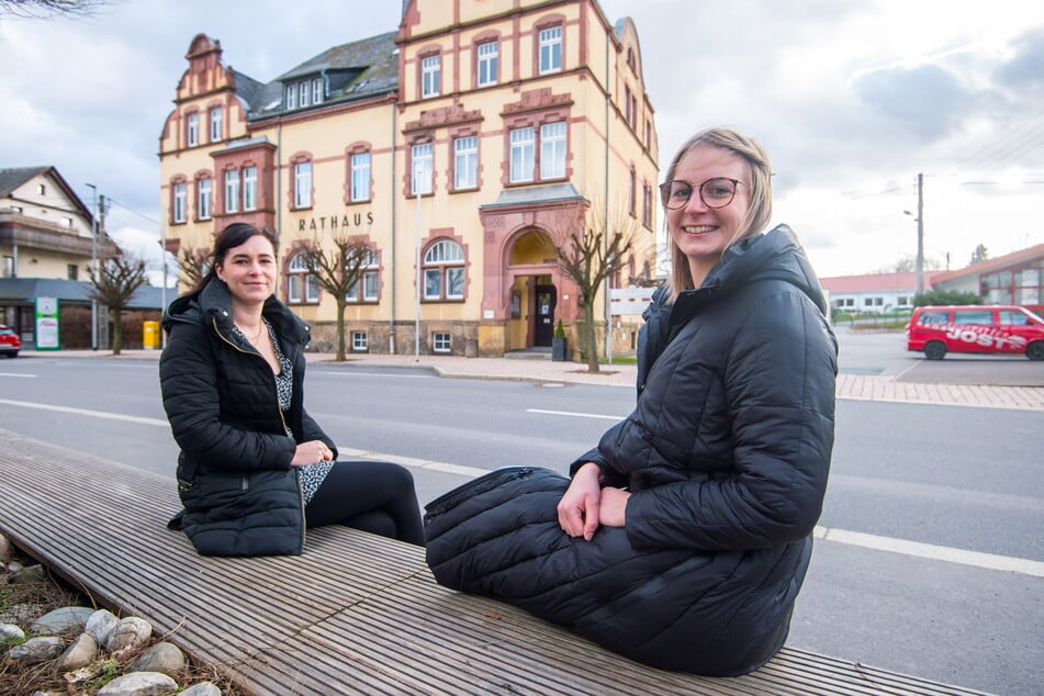 Mandy Kühne (33, l.) und Patricia Jäckle (26) sind im Neukirchner Rathaus die neuen "Mädchen für alles".