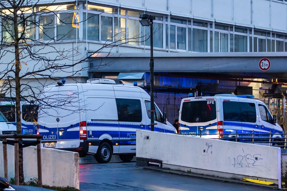Frankfurt: Großeinsatz in Frankfurt: Knallgeräusch sorgt für Panik - Acht Verletzte