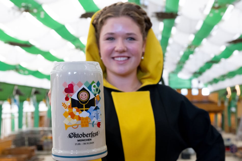 Das "Münchner Kindl", Franziska Inselkammer, präsentiert den neuen Sammlerkrug zum Oktoberfest.