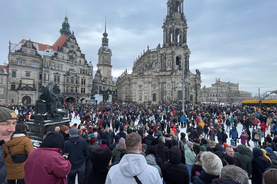 Zahlreiche Demonstranten wollen auf dem Schlossplatz ein Zeichen gegen rechts setzen.