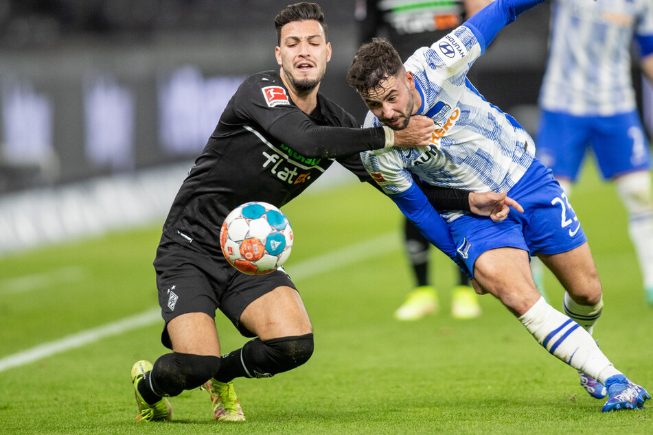 Herthas Marco Richter (r.) und Gladbachs Ramy Bensebaini kämpfen um jeden Zentimeter.