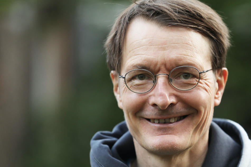 Karl Lauterbach für Schüler-Impfung! Er sorgt sich um unsere Kinder wegen Corona