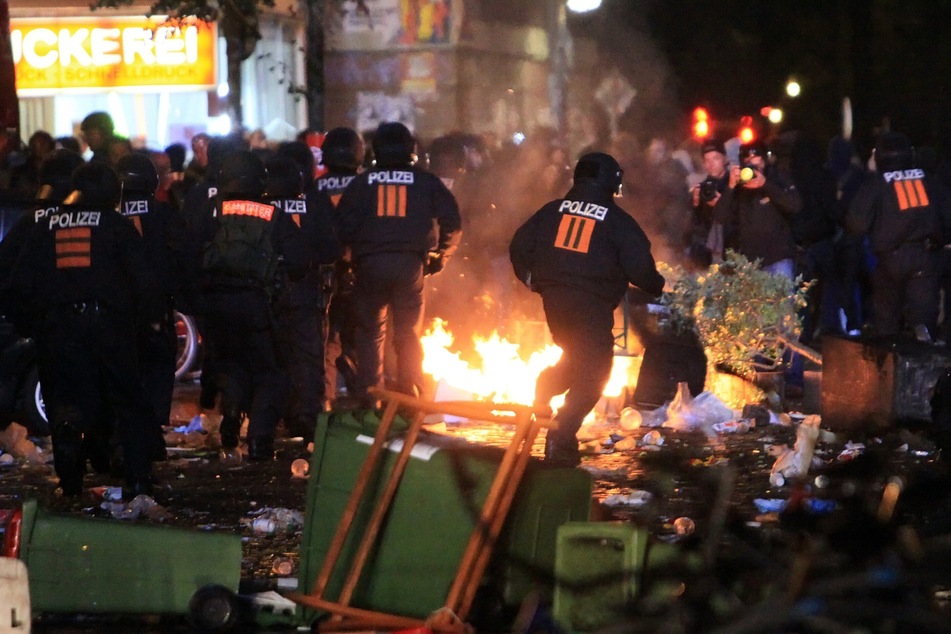 Pyrotechnik und Flaschenwurf: Polizei löst Aufzug nach Schanzenfest auf