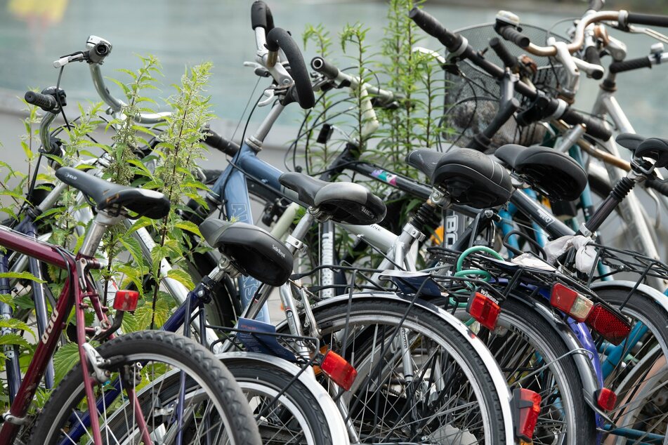 An zahlreichen Stationen gibt es nur wenige bis keine Parkmöglichkeiten für Fahrräder.