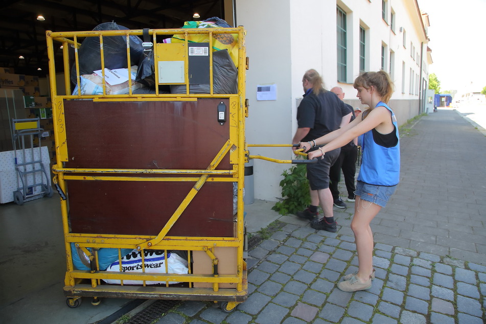 Direkthilfe-Mitarbeiterin Maureen Herwig (22) bereitet Spenden für den Transport vor.