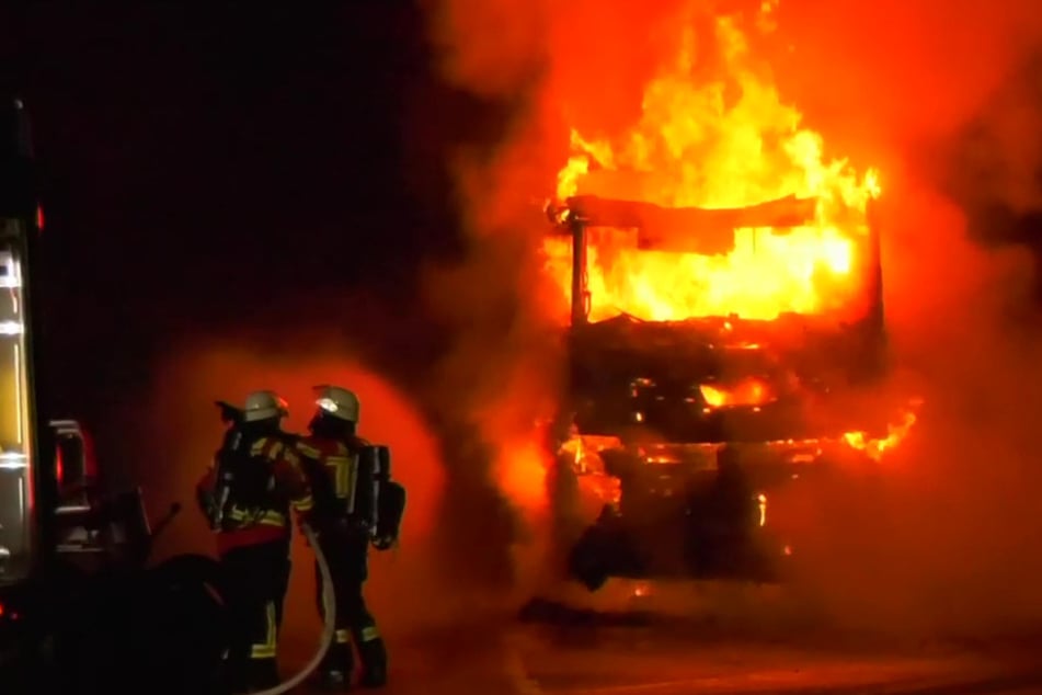 Lkw-Fahrer kocht einen Kaffee, plötzlich steht sein Lastwagen in Flammen