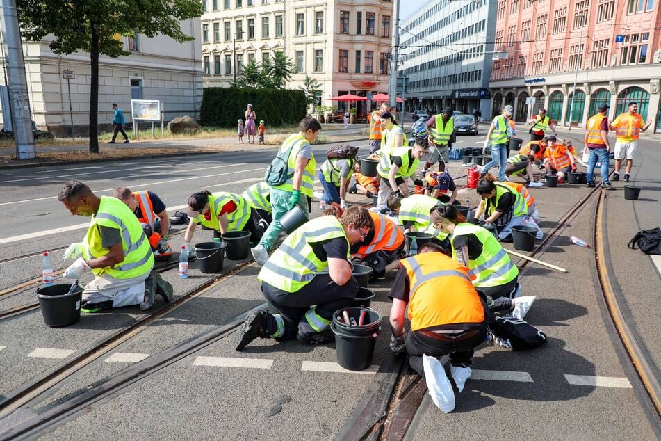 Insgesamt etwa 90 Personen, darunter überwiegend Freiwillige, hatten sich an der Aktion beteiligt.