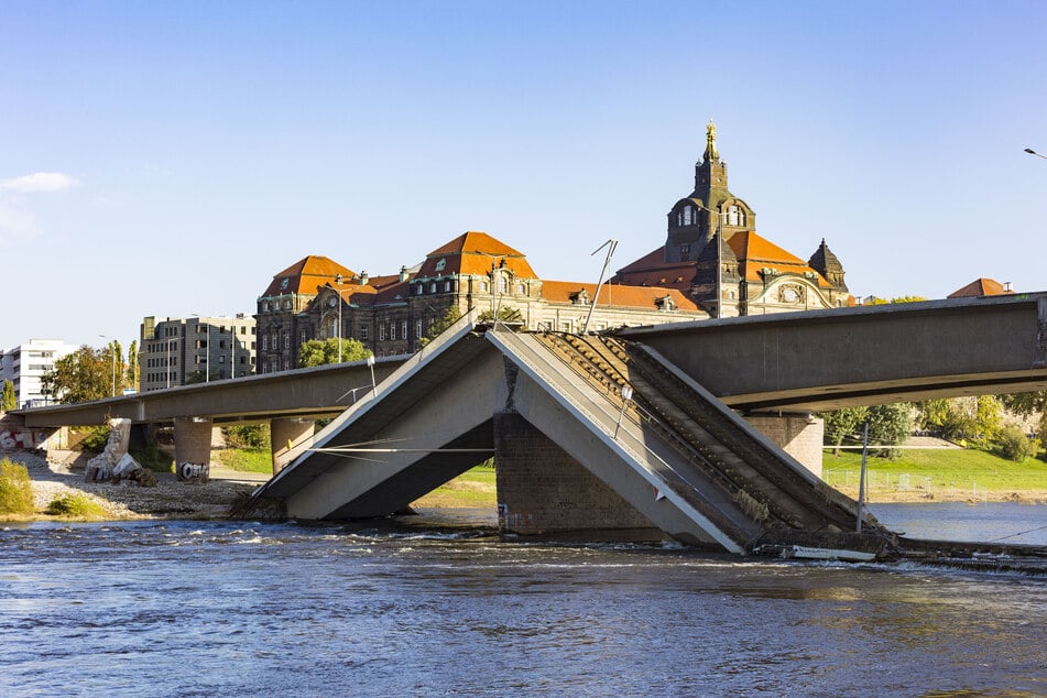 Eine Behelfsbrücke soll die eingestürzte Carolabrücke vorübergehend ersetzen.