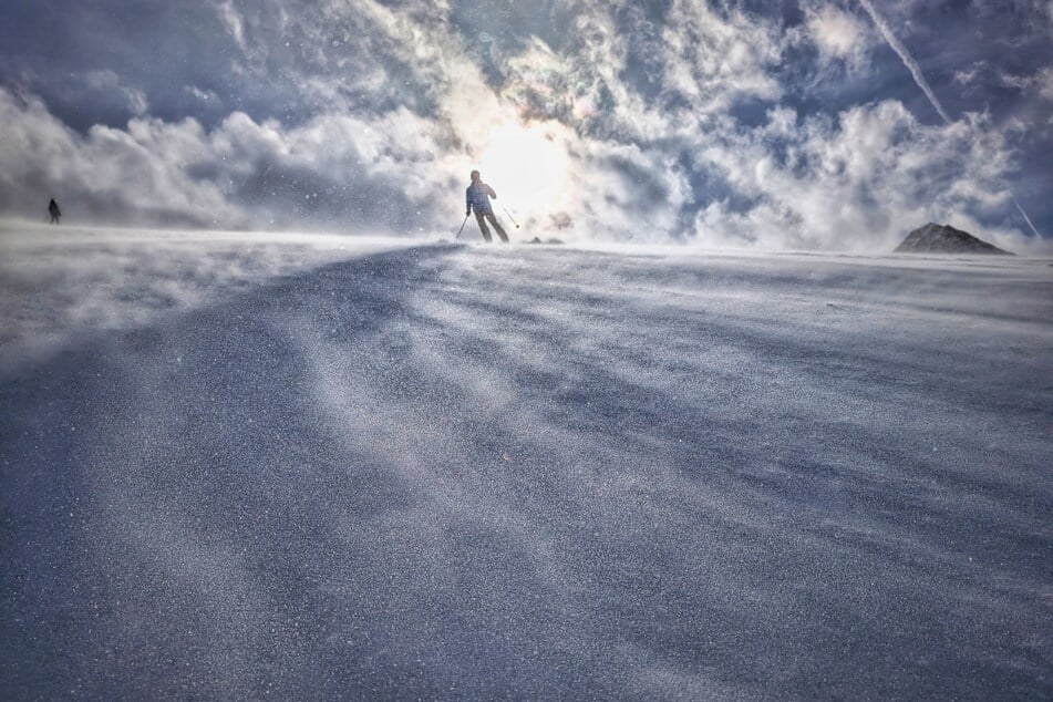 In einem Skigebiet in Tirol verlor ein Mann aus Dresden infolge eines Sturzes sein Leben. (Symbolbild)