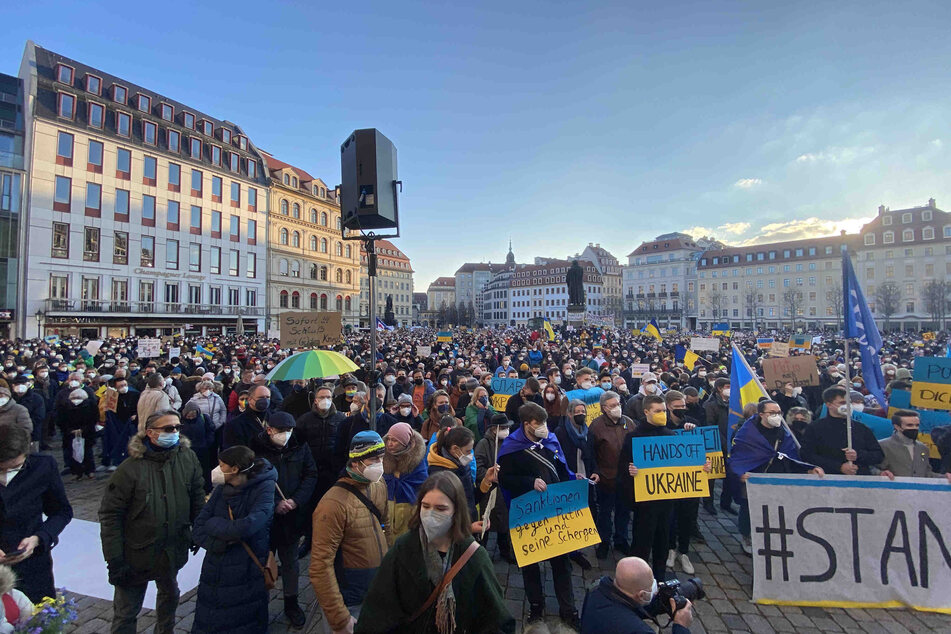 Mehr als 3000 Menschen protestierten am Sonntag auf dem Dresdner Neumarkt gegen den russischen Angriff auf die Ukraine.