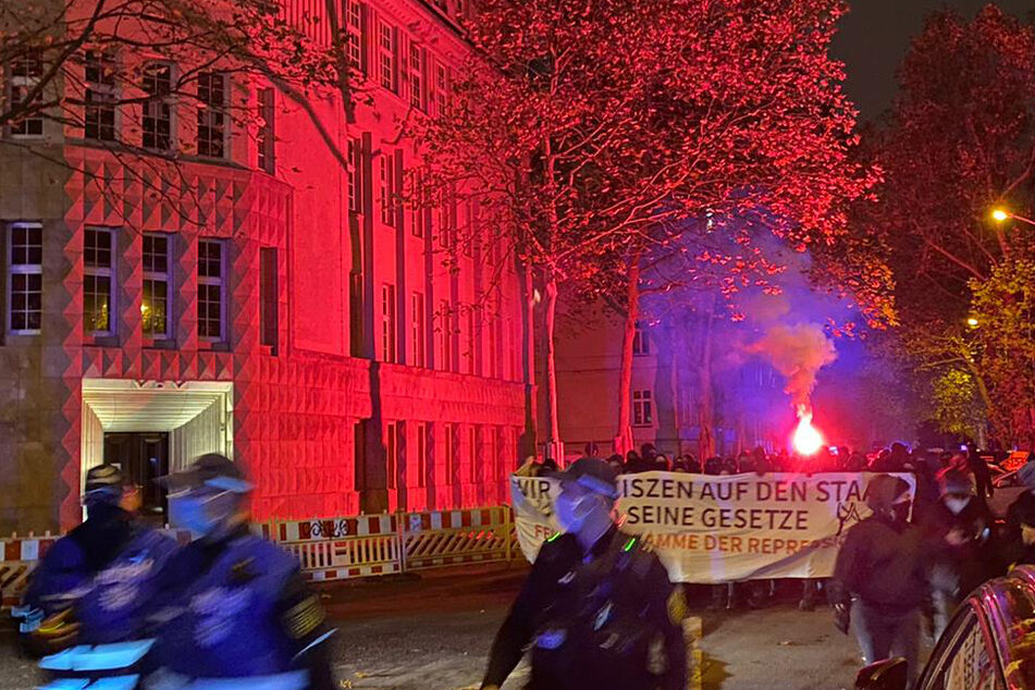 Leipzig: Flaschenwürfe und Bengalos: Antifa-Demo zieht durch Leipzig