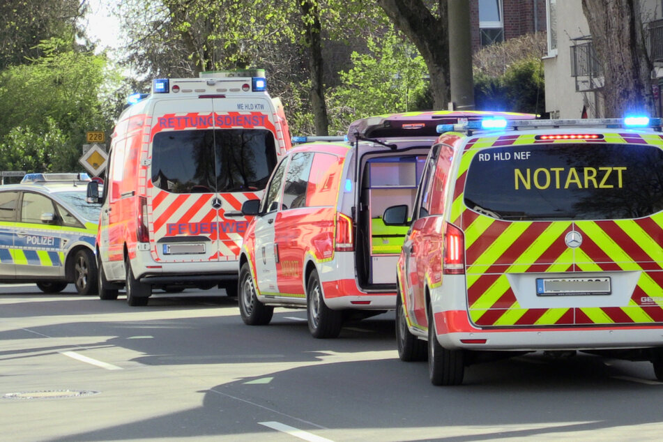 Die Polizei ist vor Ort und sichert die Spuren. Eine Mordkommission sucht nach dem flüchtigen Täter.