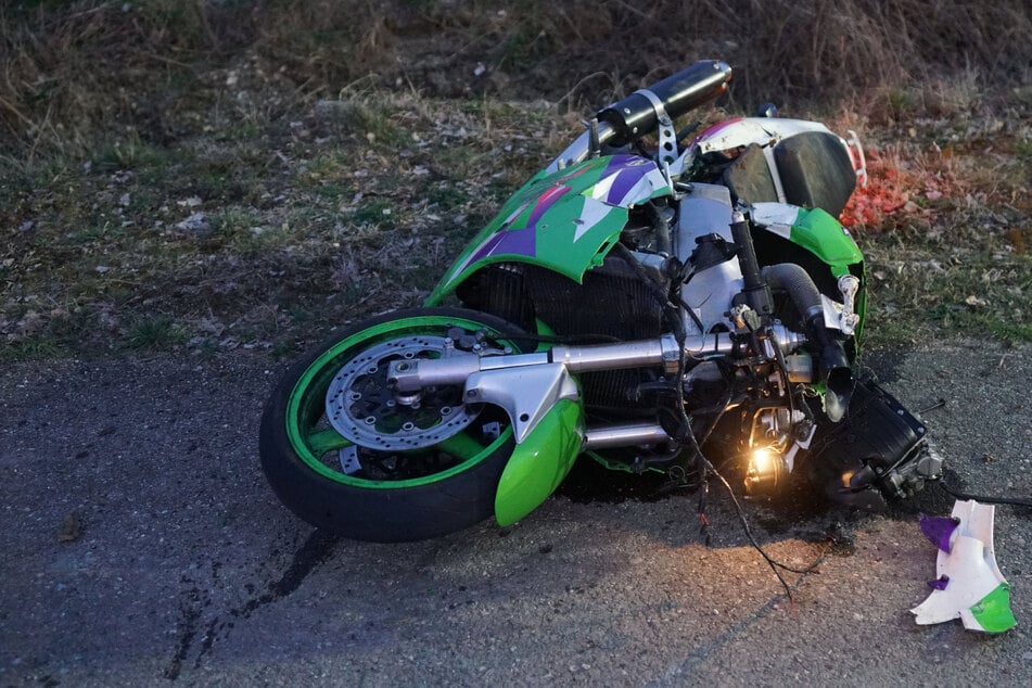 Tödlicher Unfall im Kreis Esslingen: Junger Biker schlittert in Gegenverkehr