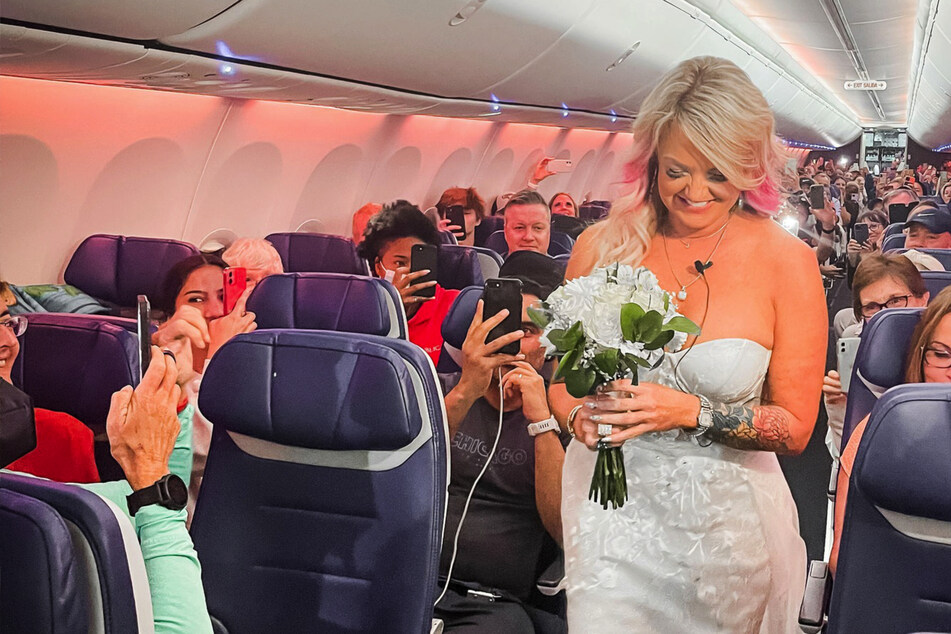 Nachdem der Flug nach Las Vegas gestrichen wird: Paar heiratet spontan über den Wolken