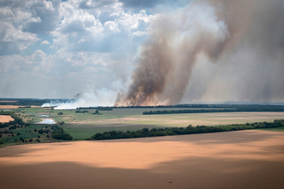 Rauch steigt über den Frontlinien im Gebiet Dnipro auf.
