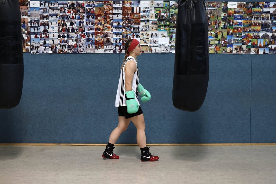 Maxi Klötzer (24) beim Training am Boxsack im Bundesstützpunkt Frankfurt/Oder in Vorbereitung auf Paris.