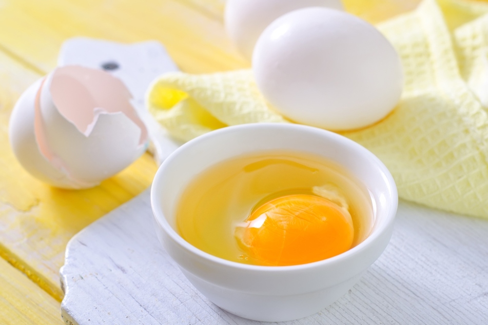 Beim Aufschlagen des rohen Eies muss das Eigelb unversehrt bleiben.
