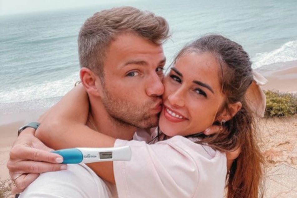 Sarah und ihr Ehemann Julian Engels (geb. Büscher, 28) erwarten ihr erstes gemeinsames Kind.