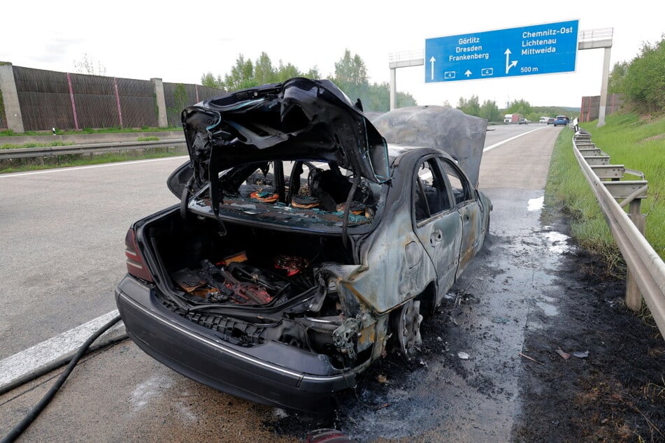 Unfall A4: Mercedes brennt auf Autobahn: Sperrung auf A4