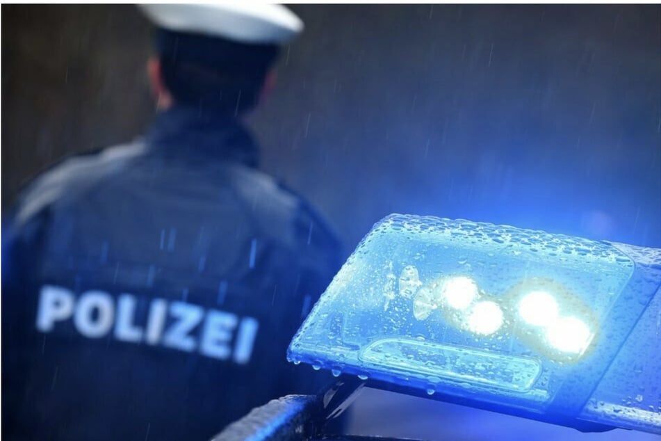 Zwei verletzte Beamte mussten ihren Dienst nach dem Angriff beenden. (Symbolbild)