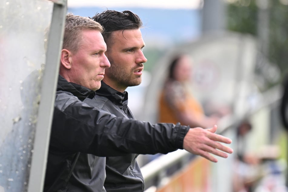 Leo Haas (42, l.), war vor seinem Interims-Engagement als U23-Coach der SpVgg Greuther Fürth tätig, gemeinsam mit Co-Trainer Julian Kolbeck (30). (Archivbild)