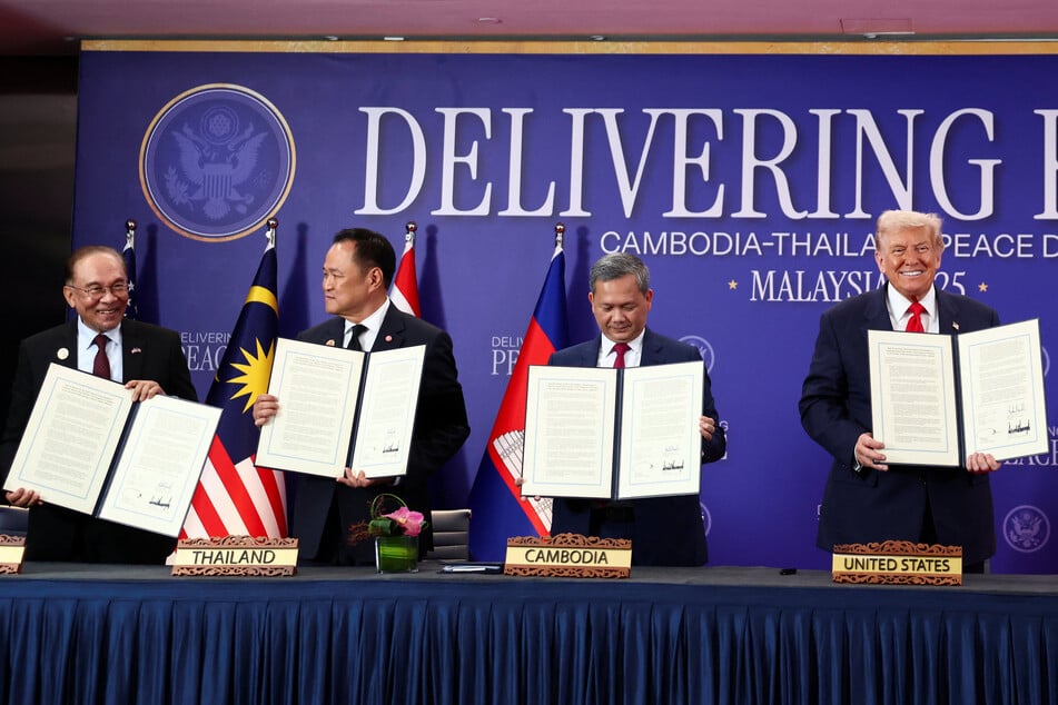 US President Donald Trump (r.) co-signed a ceasefire deal between Thai Prime Minister Anutin Charnvirakul (2nd from l.) and Cambodian Prime Minister Hun Manet (3rd from l.).