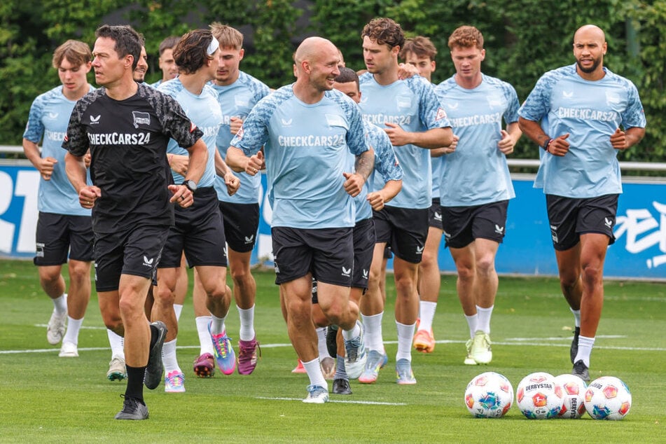 Kennet Eichhorn (15, l.) war direkt beim Trainingsauftakt der Profis mit dabei.