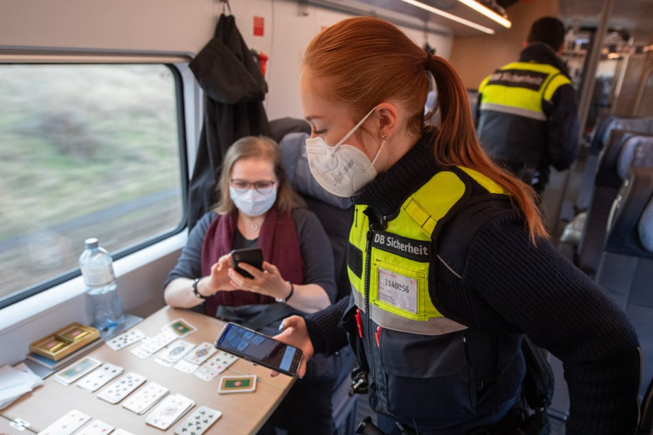 Katharina Ruthard vom Sicherheitsteam der Deutschen Bahn kontrolliert in einem ICE die Einhaltung der 3G-Regelungen.