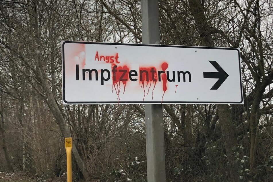 Der beschmierte Wegweiser an der Neufelder Straße / Baudirektor-Hahn-Straße.