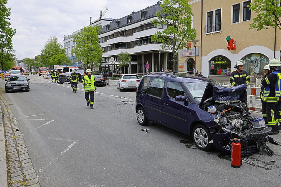 Unfall mit sechs Autos: Skoda-Fahrerin hinterlässt Spur der Verwüstung