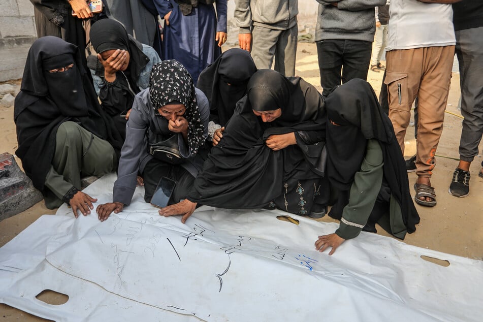 Palästinensische Angehörige trauern für die Mitglieder der Kassam-Brigaden, deren Leichen bei der Bergung der sterblichen Überreste des gefangenen Soldaten Hadar Goldin geborgen wurden.