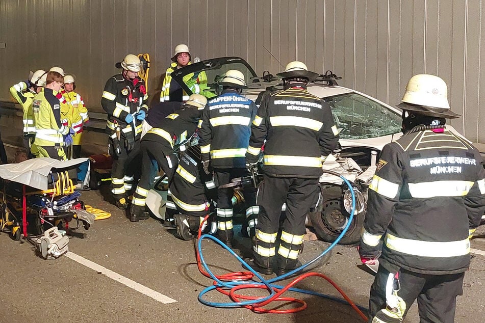 Unfall im Tunnel: Feuerwehr muss Frauen aus Citroën schneiden