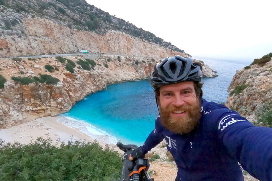 Extremsportler Jonas Deichmann (33) schießt beim Training ein Selfie.