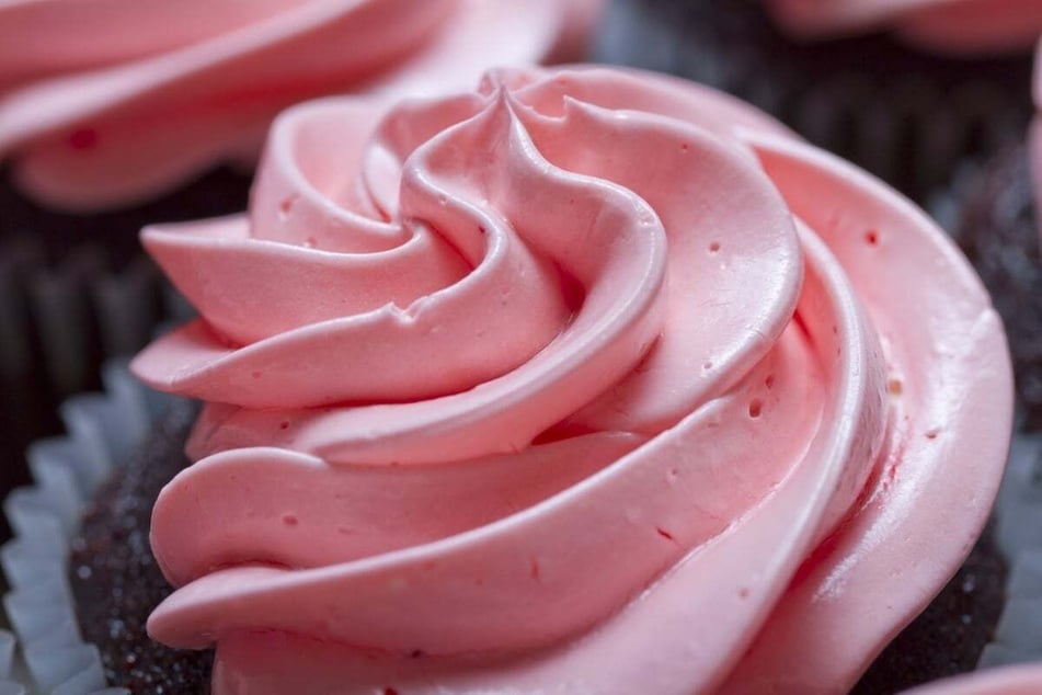 Eine Himbeer-Buttercreme wertet jedes Gebäck auf.