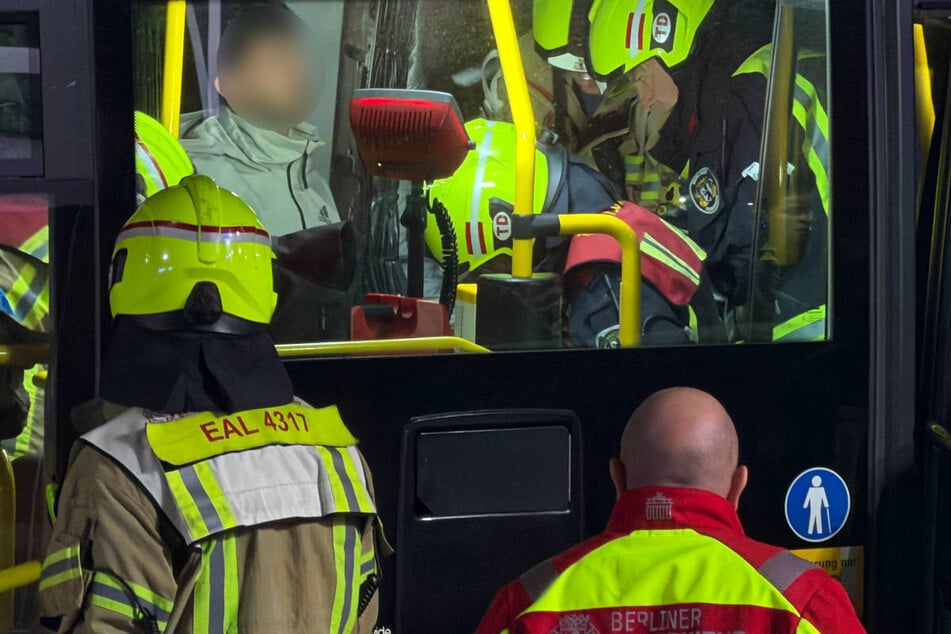 Die Feuerwehr musste einen eingeklemmten Fahrgast befreien.