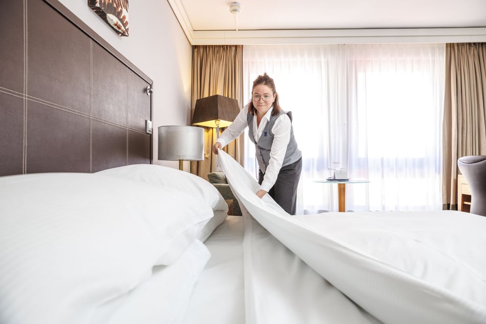Housekeeperin Sandy Zimmer (36) bereitet die Betten im Hilton vor.